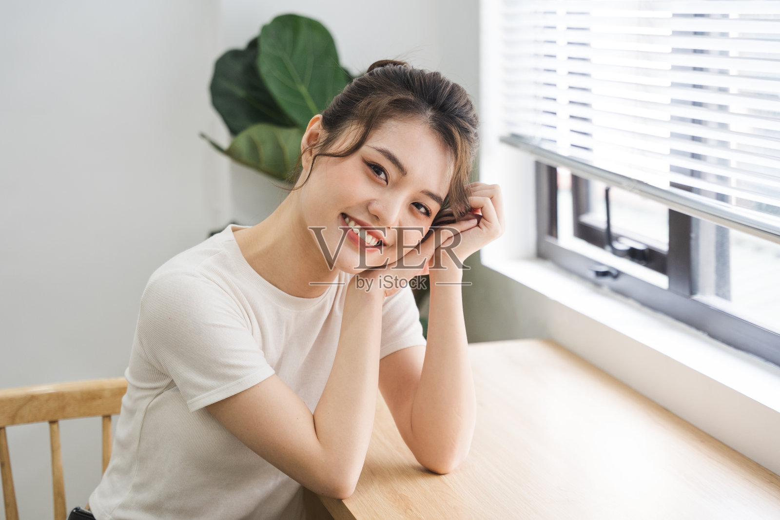 美丽的年轻亚洲女孩在家里的肖像照片摄影图片