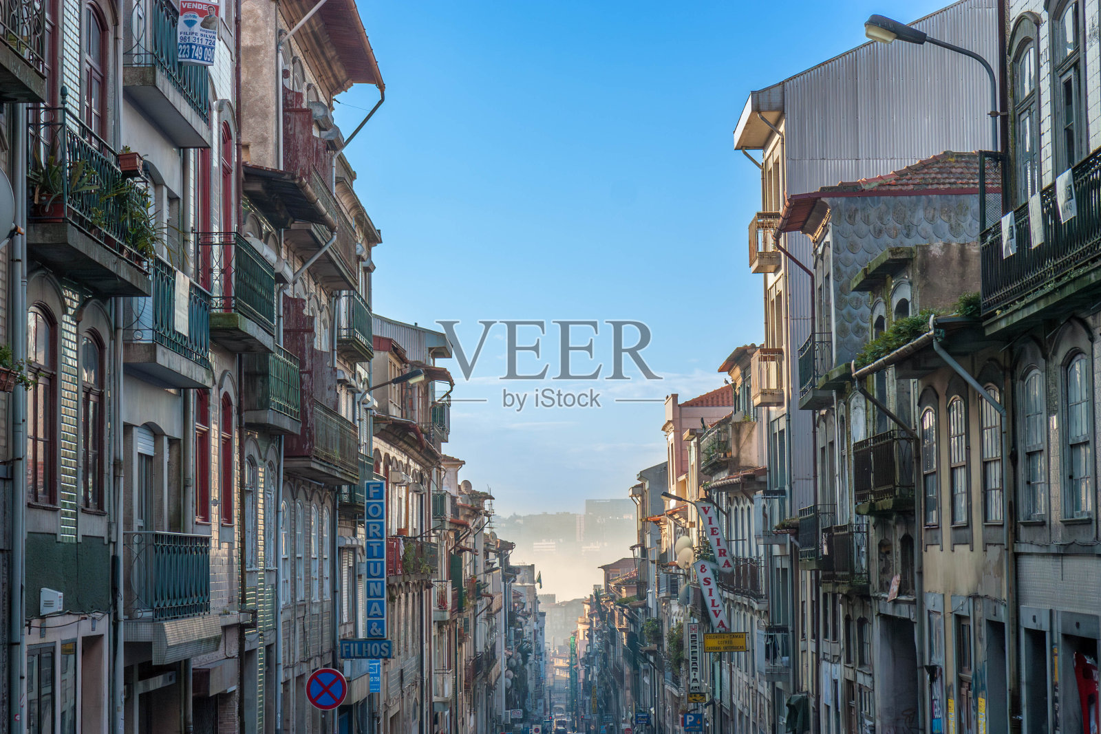 在波尔图的街道上，远处的景色正在下山照片摄影图片