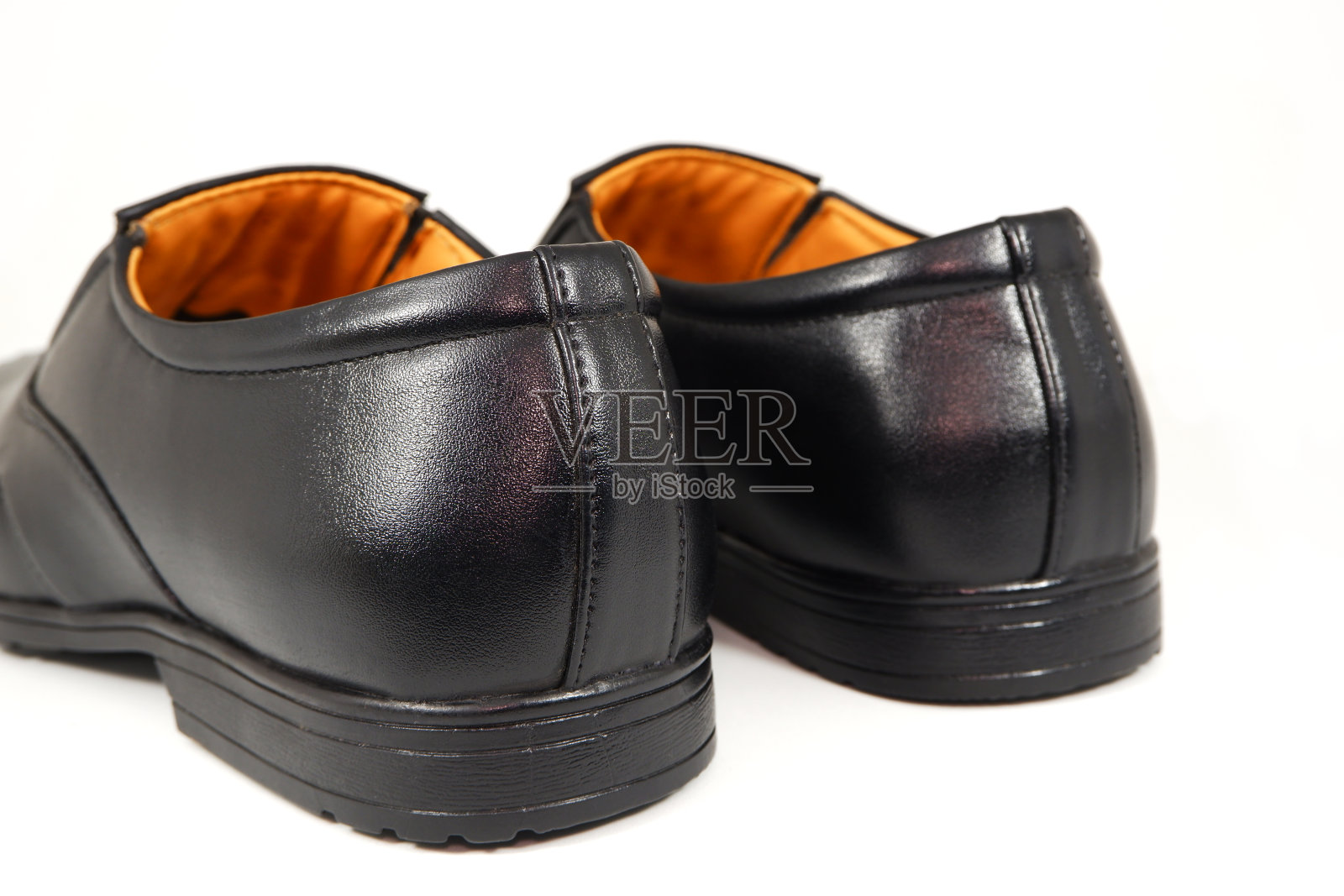 黑色情侣鞋特写，白色背景照片摄影图片