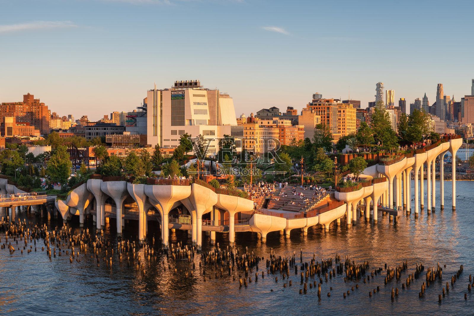 哈德逊河公园55号码头的小岛上有剧院。由Heatherwick工作室设计，位于纽约曼哈顿的肉库区(格林威治村)照片摄影图片