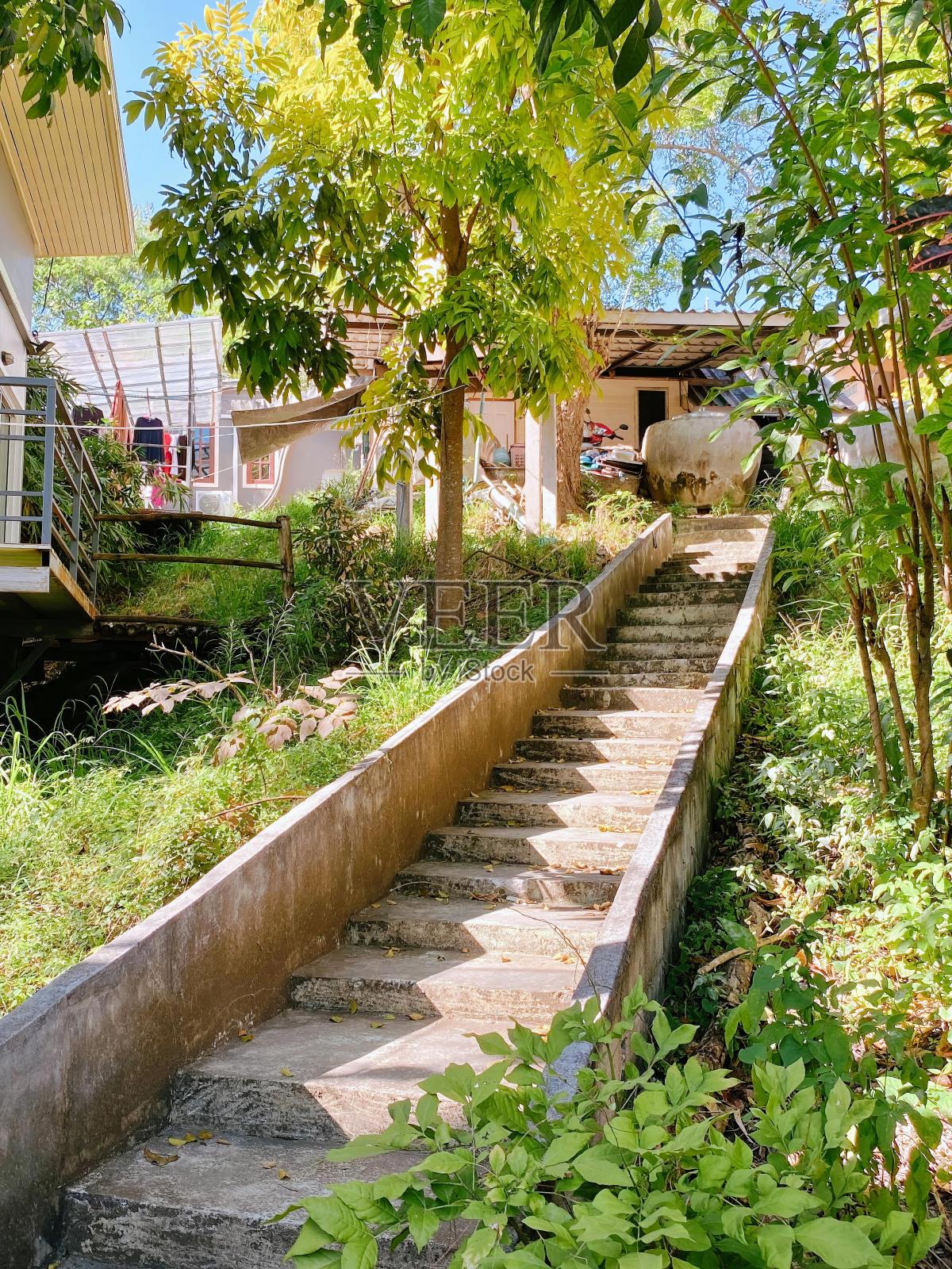 通往房子的石阶的照片。照片摄影图片