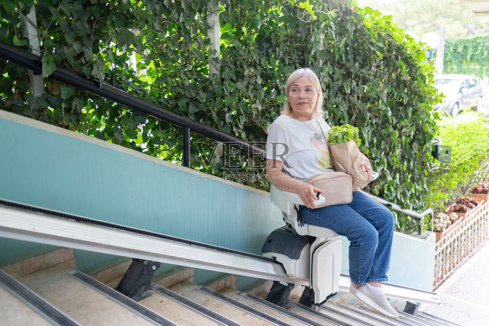 在楼梯上使用自动升降梯照片摄影图片