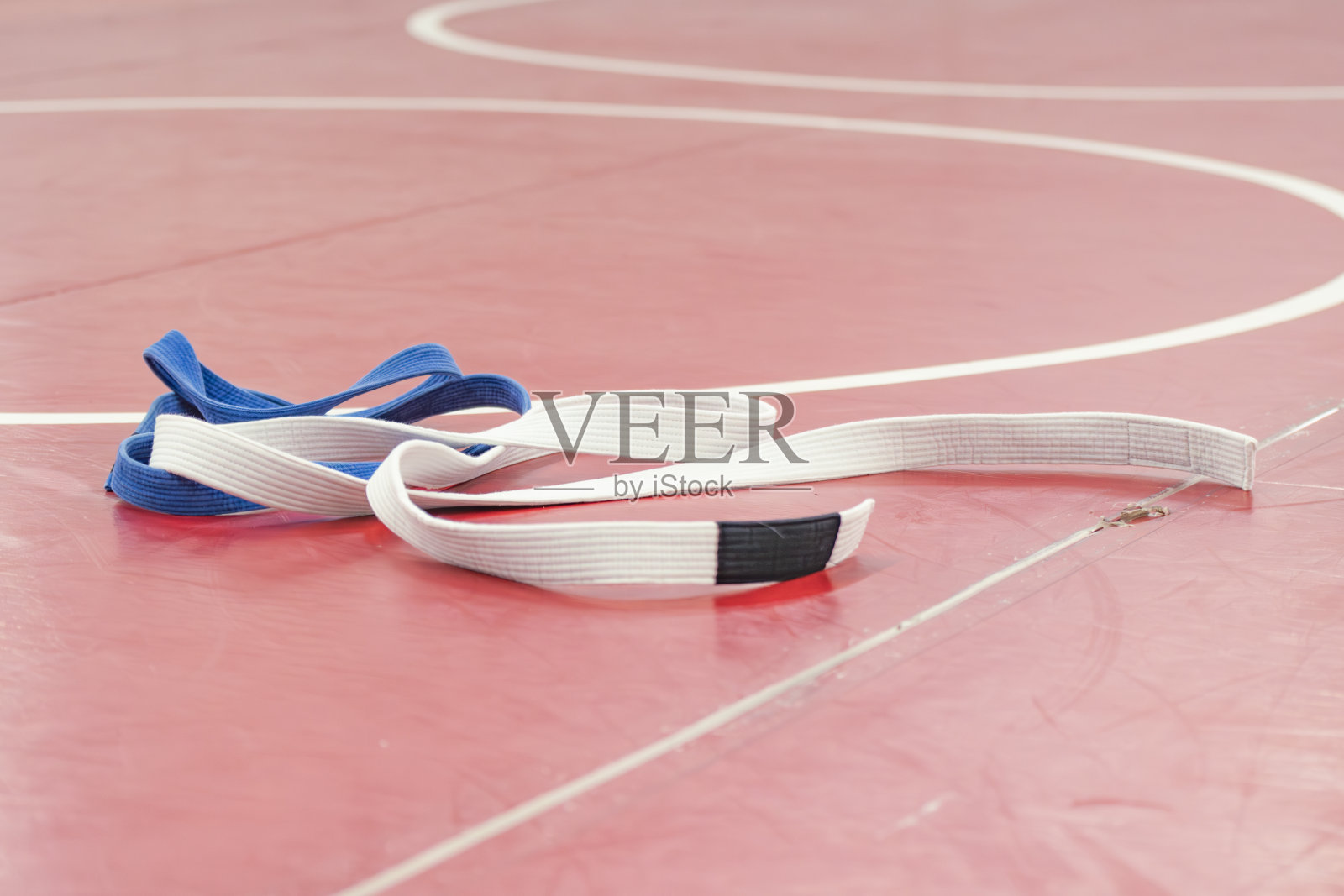 训练武术中的Gi，和服柔道，腰带复印空间照片摄影图片