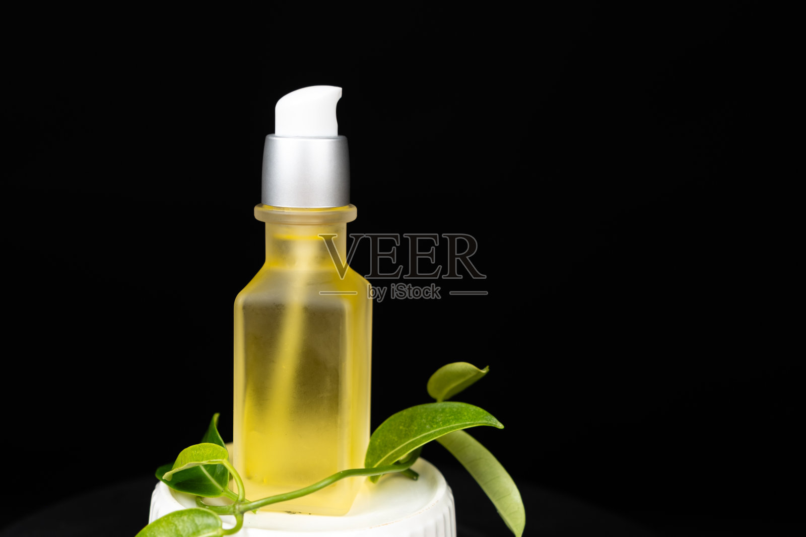 天然油，用于头发或皮肤护理的玻璃罐中。无塑料环保化妆品照片摄影图片