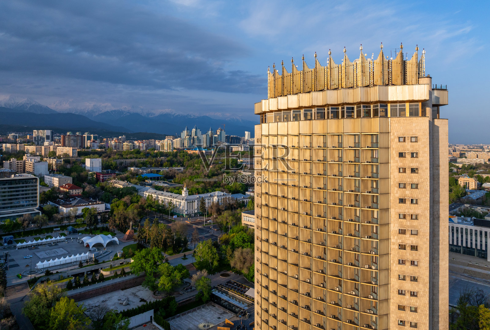 从哈萨克斯坦最大城市阿拉木图的四轴飞行器上看风景照片摄影图片