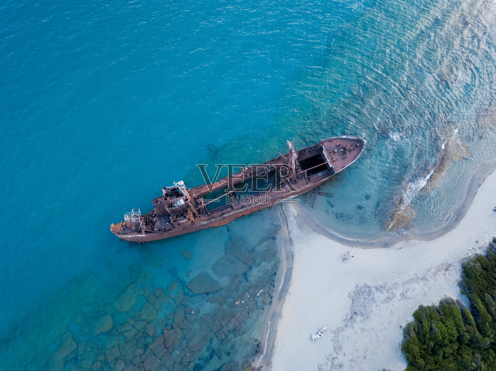 一艘搁浅在海滩上的船的鸟瞰图照片摄影图片