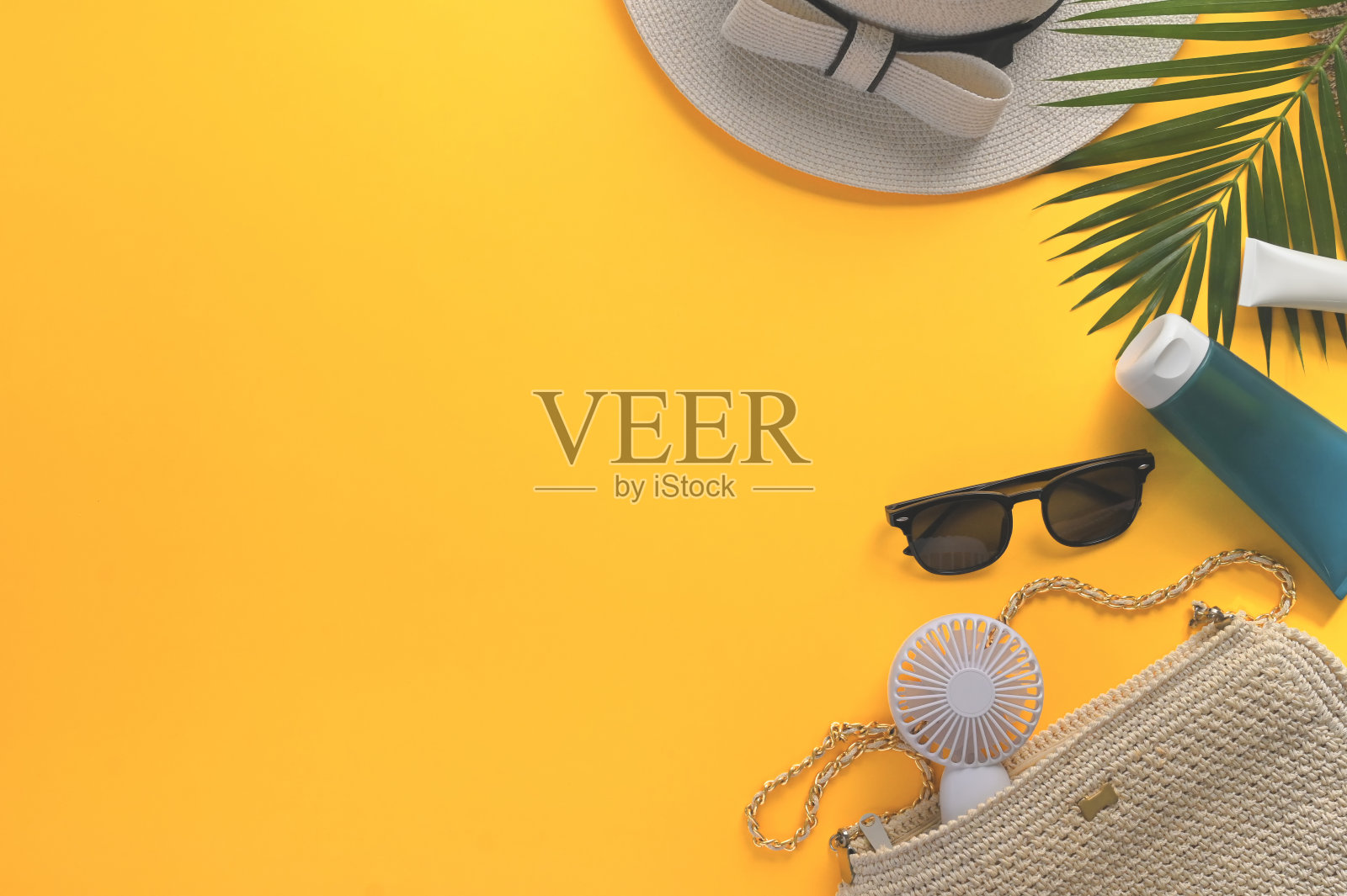 旅行者配件草帽，太阳镜和风扇在黄色背景。夏季及旅游概念照片摄影图片