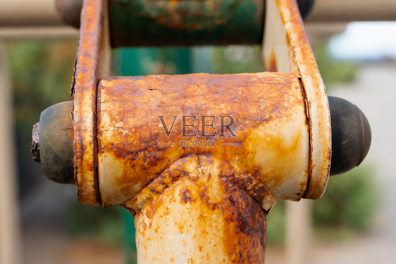 一个带绿色把手的生锈金属物件照片摄影图片