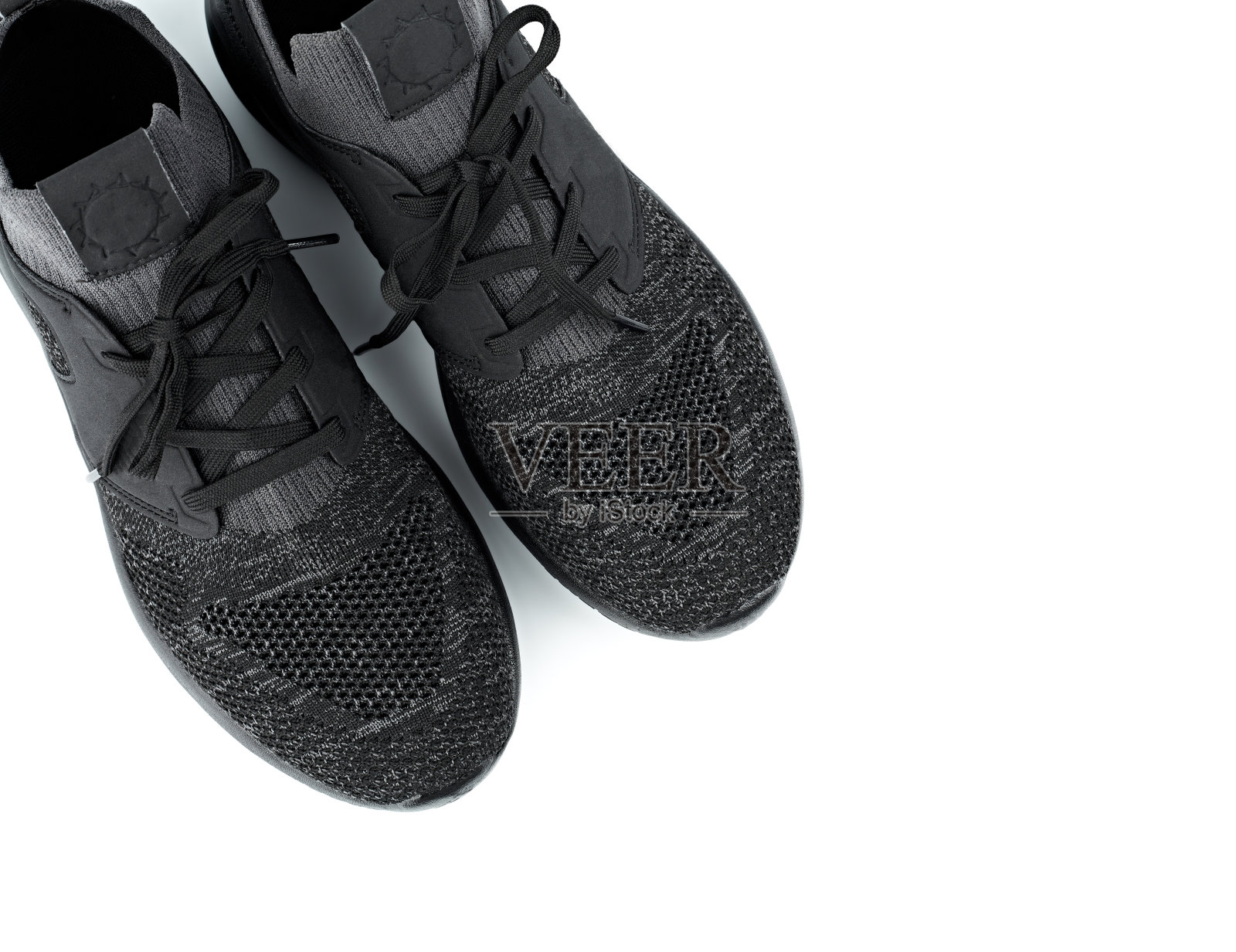 白色背景上孤立的运动鞋。黑色运动鞋跑鞋。休闲的鞋子。青春的风格。健身鞋，跑步鞋，瑜伽鞋。照片摄影图片