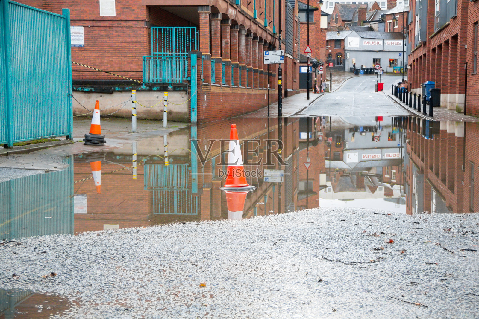 由于气候变化导致天气模式发生变化，暴雨和洪水过后，道路封闭，洪水阻止车辆驶入市中心。照片摄影图片