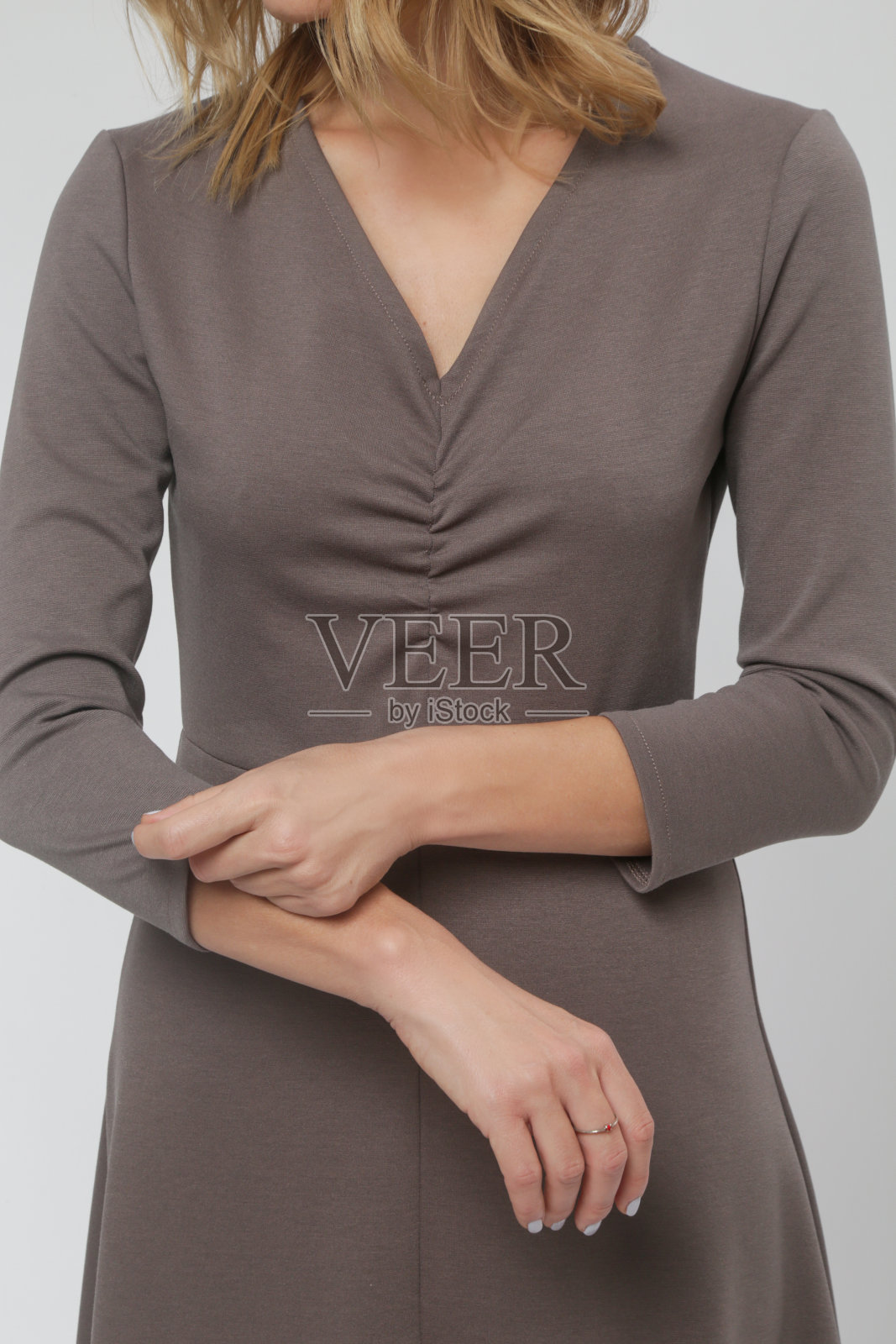 系列工作室照片的女模特在图案棕色中长裙，秋冬时装系列。照片摄影图片