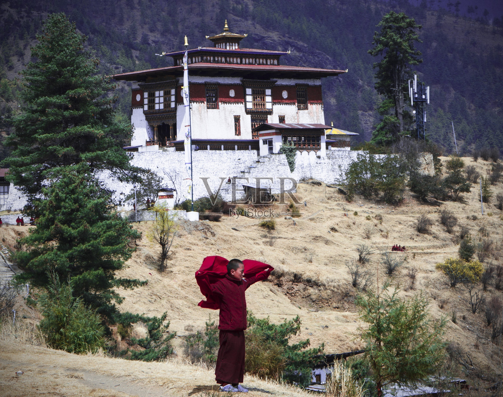 下雨天撑着伞在土路上散步的人照片摄影图片