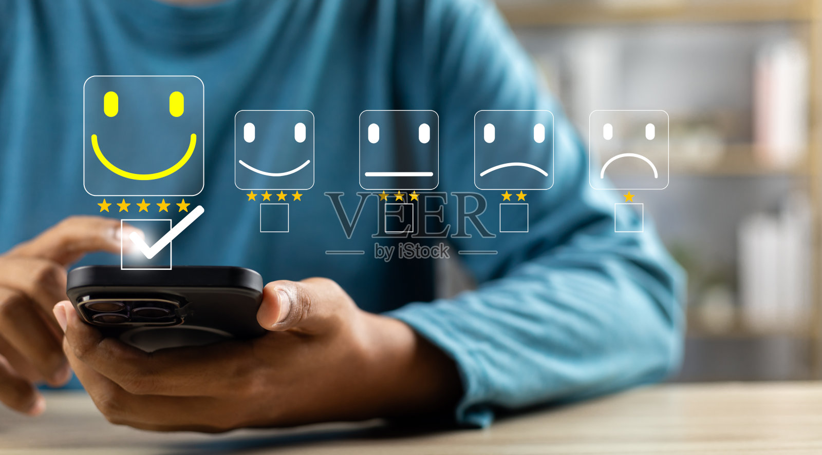 用户通过在线应用对服务体验进行评价，获得客户反馈和满意度，提高服务质量;通过在线平台的客户满意度调查对服务质量进行评价。照片摄影图片