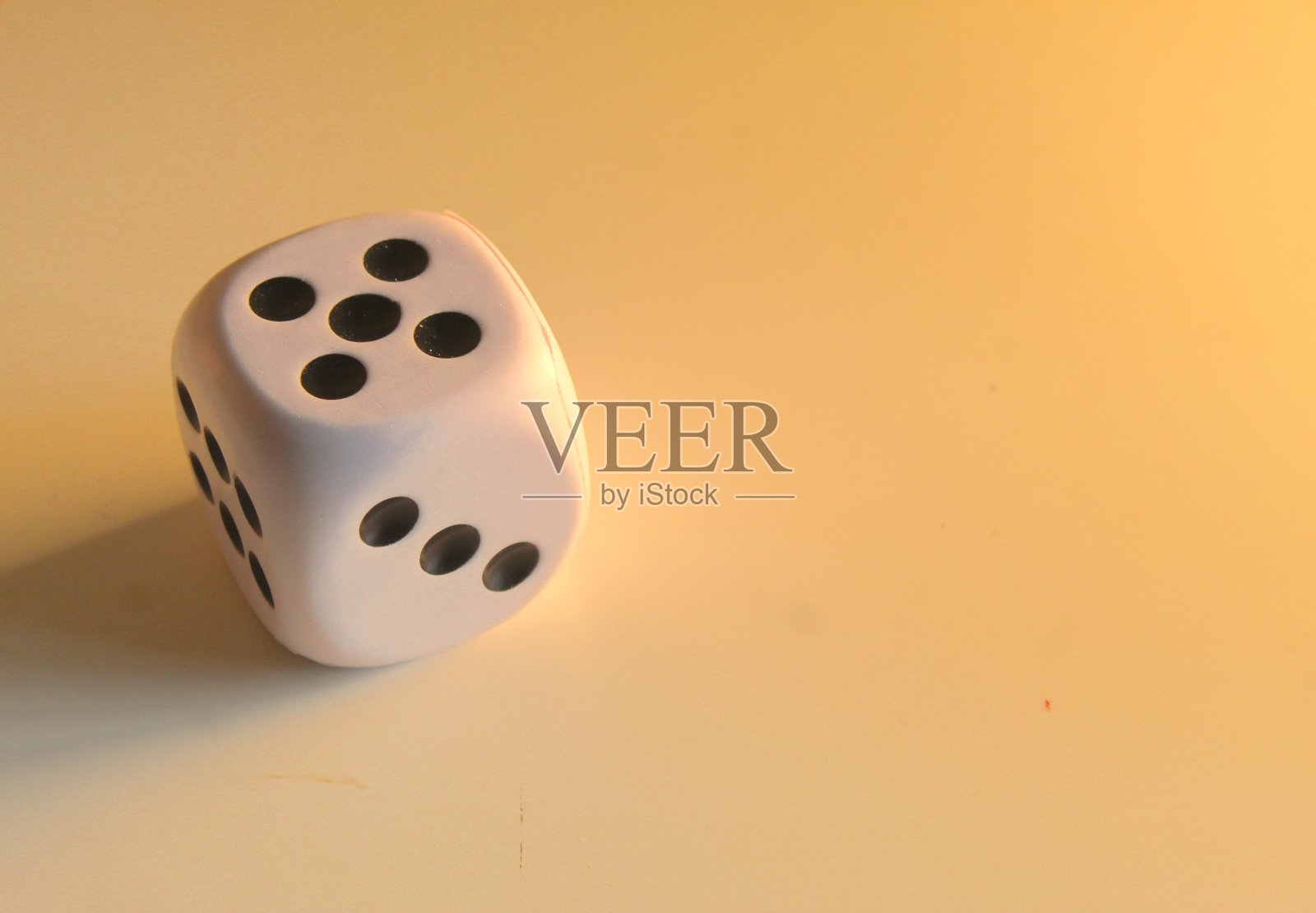 白色模具隔离在桌面上照片摄影图片