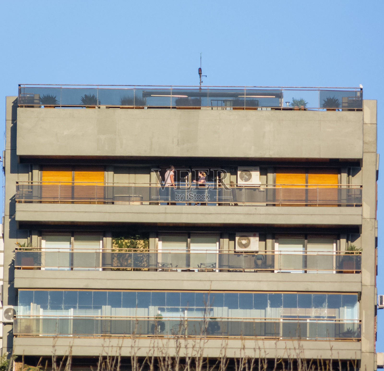 两个人在阳台照片摄影图片