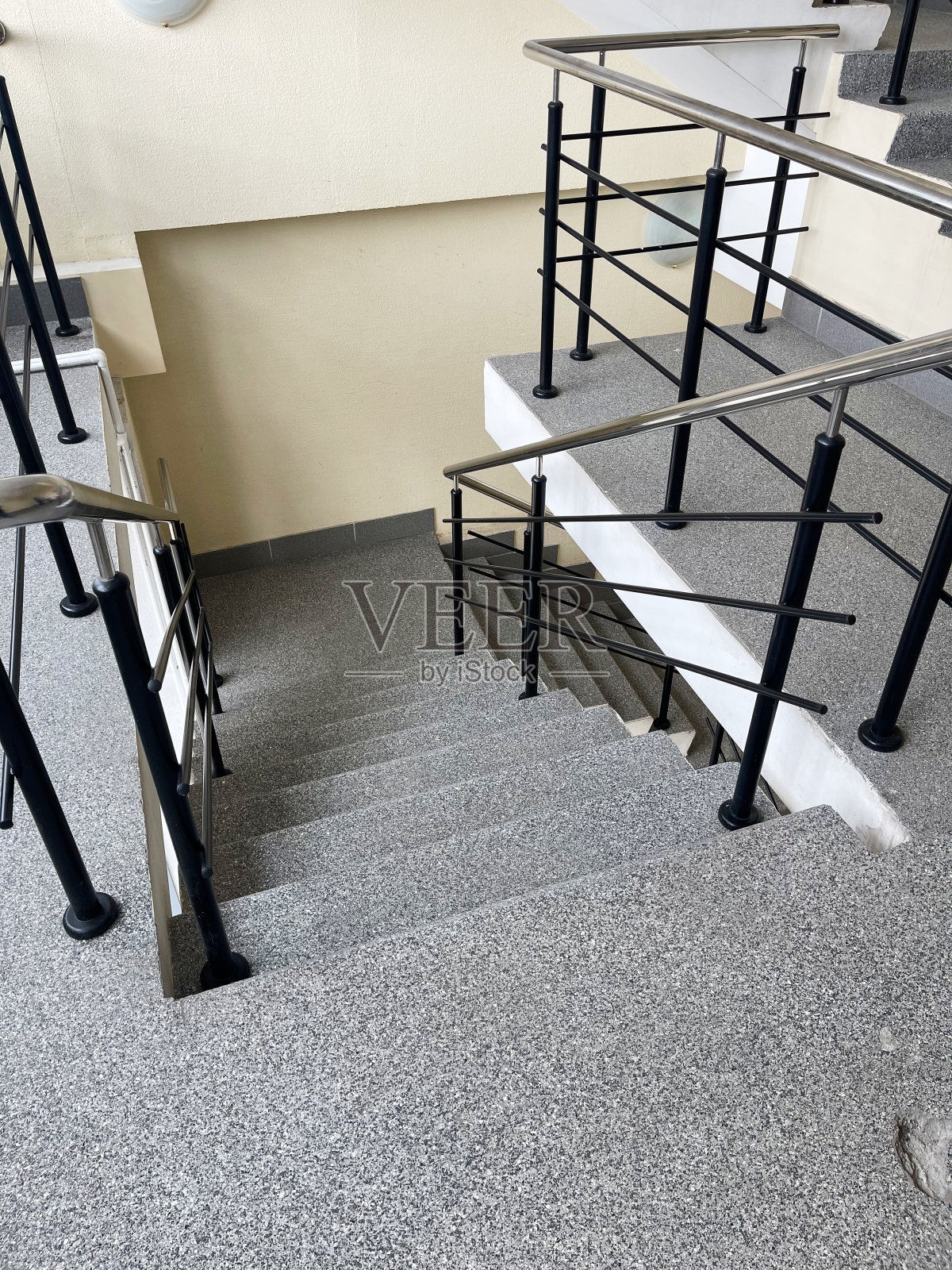 楼梯,特写镜头。下降。楼里的楼梯。照片摄影图片