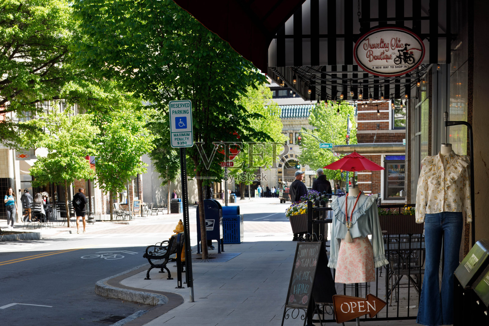 有橱窗的精品店照片摄影图片