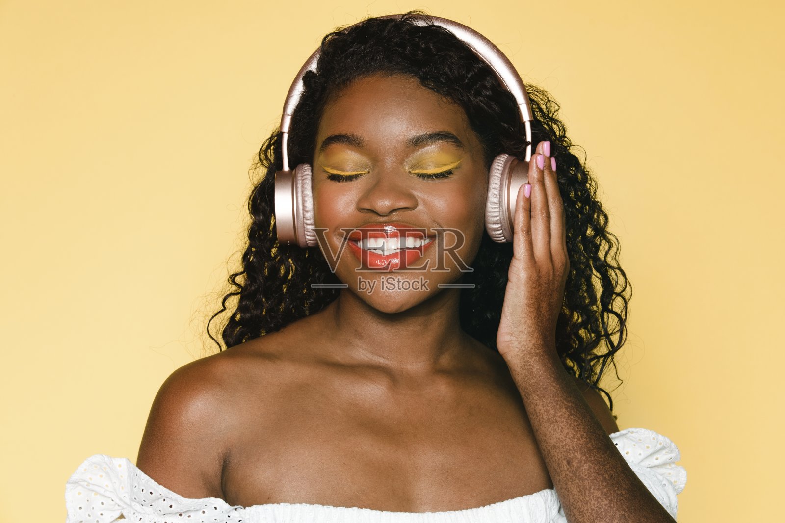 戴着耳机听音乐的女人照片摄影图片