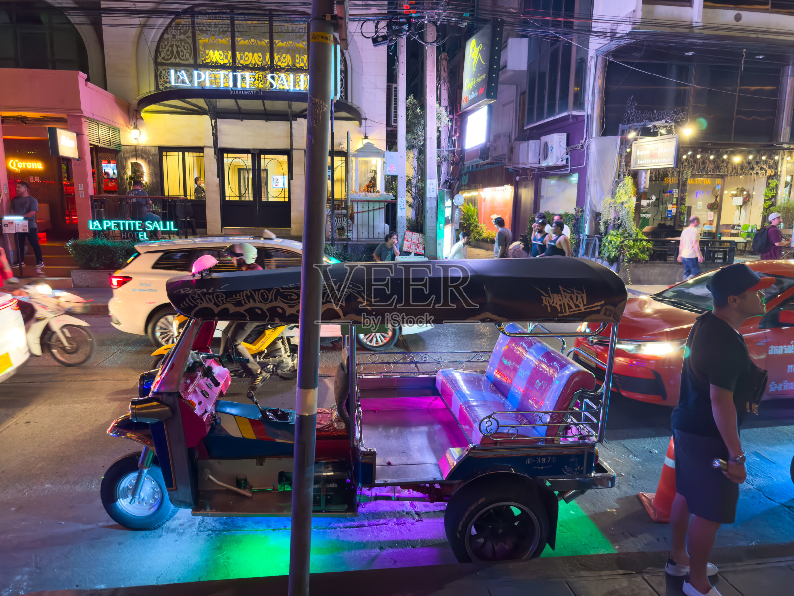 曼谷夜灯区位于素坤逸路21号娜娜巷，以酒吧、俱乐部、餐厅、酒店闻名，热闹的娱乐场所比比皆是照片摄影图片