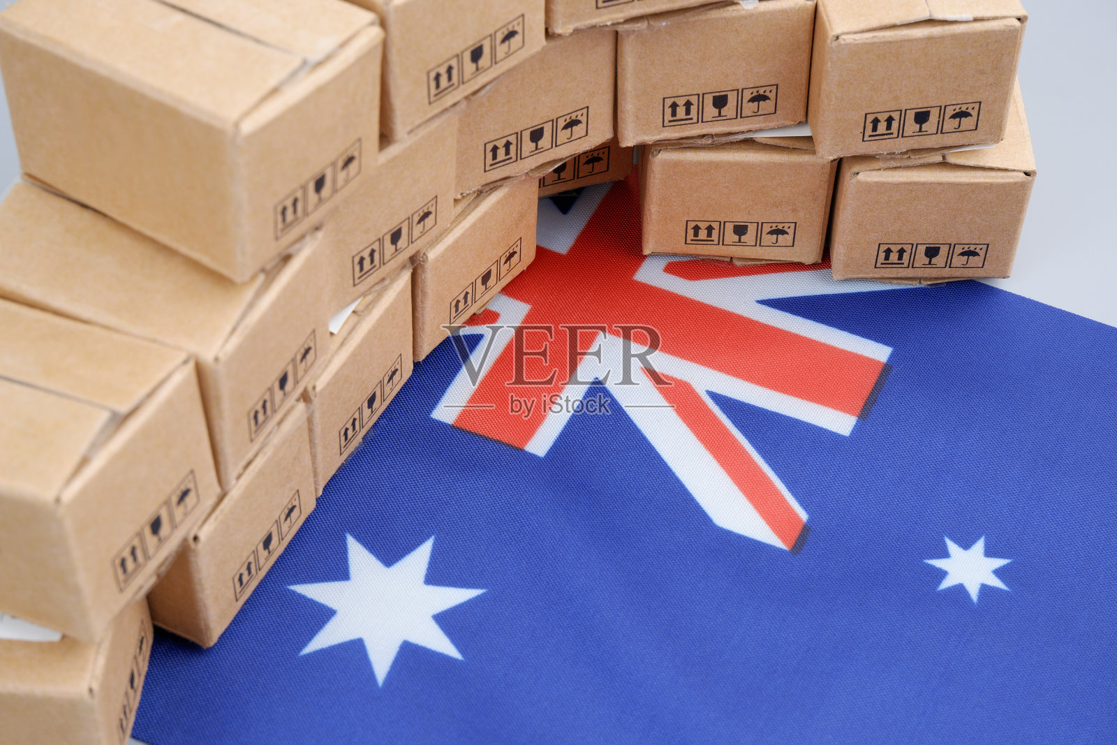 澳大利亚国旗和许多纸箱特写。照片摄影图片