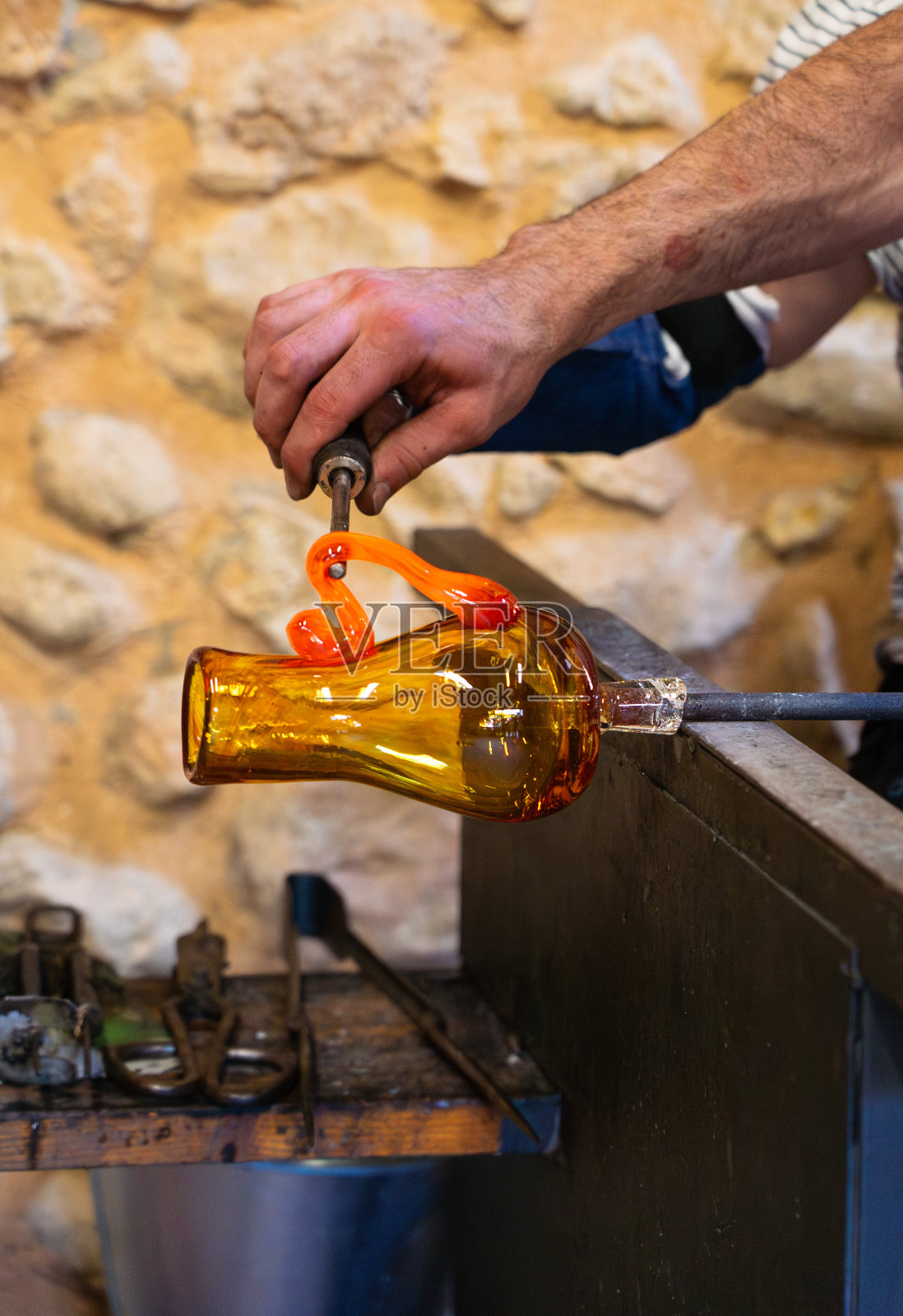 制作过程中的吹制玻璃壶照片摄影图片