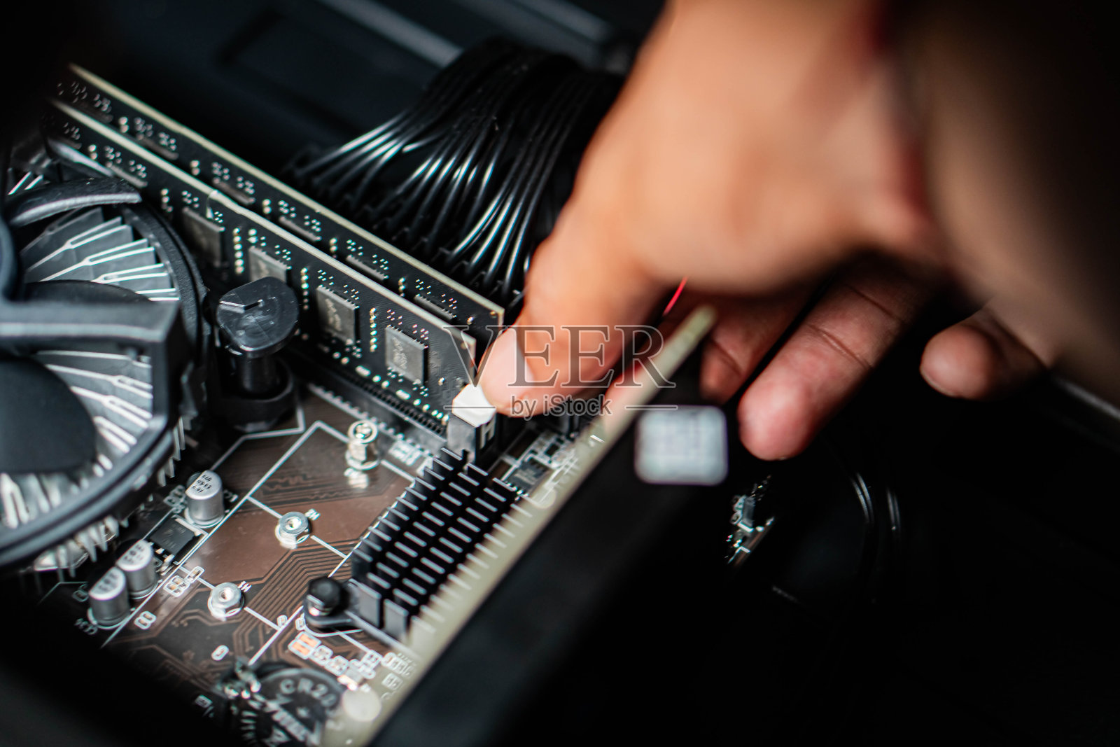 人调整电脑主板上的元件照片摄影图片