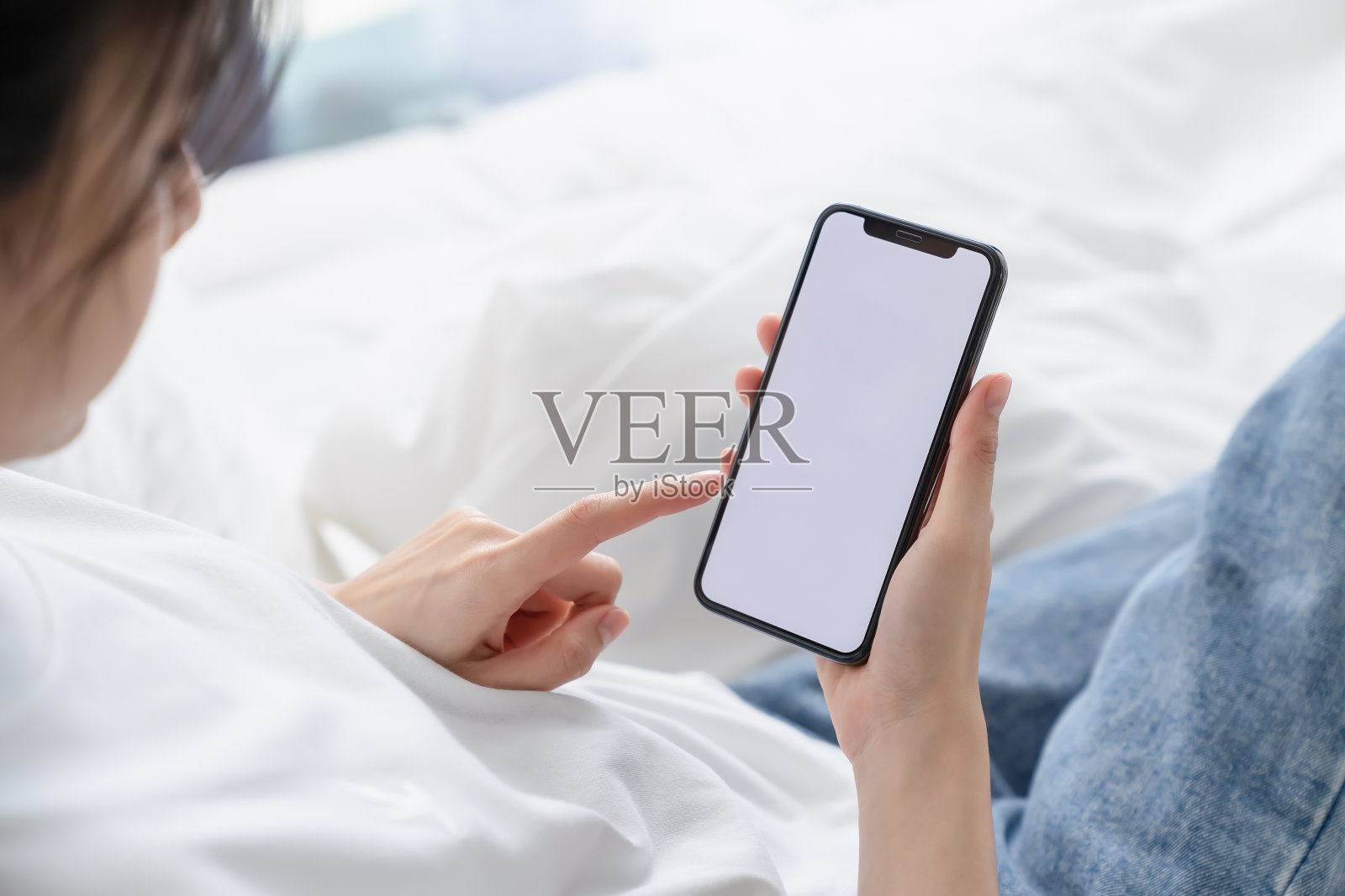 手持智能手机模拟空白屏幕的图形显示蒙太奇。照片摄影图片