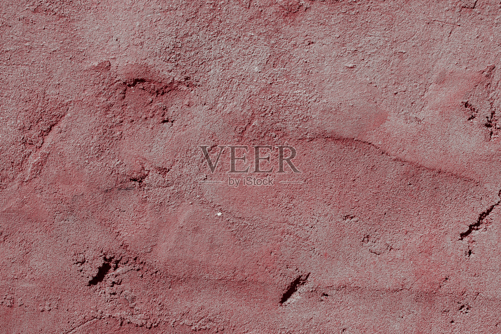 可怕的红色混凝土墙，有很深的划痕和碎片。各种各样的磨损。照片摄影图片