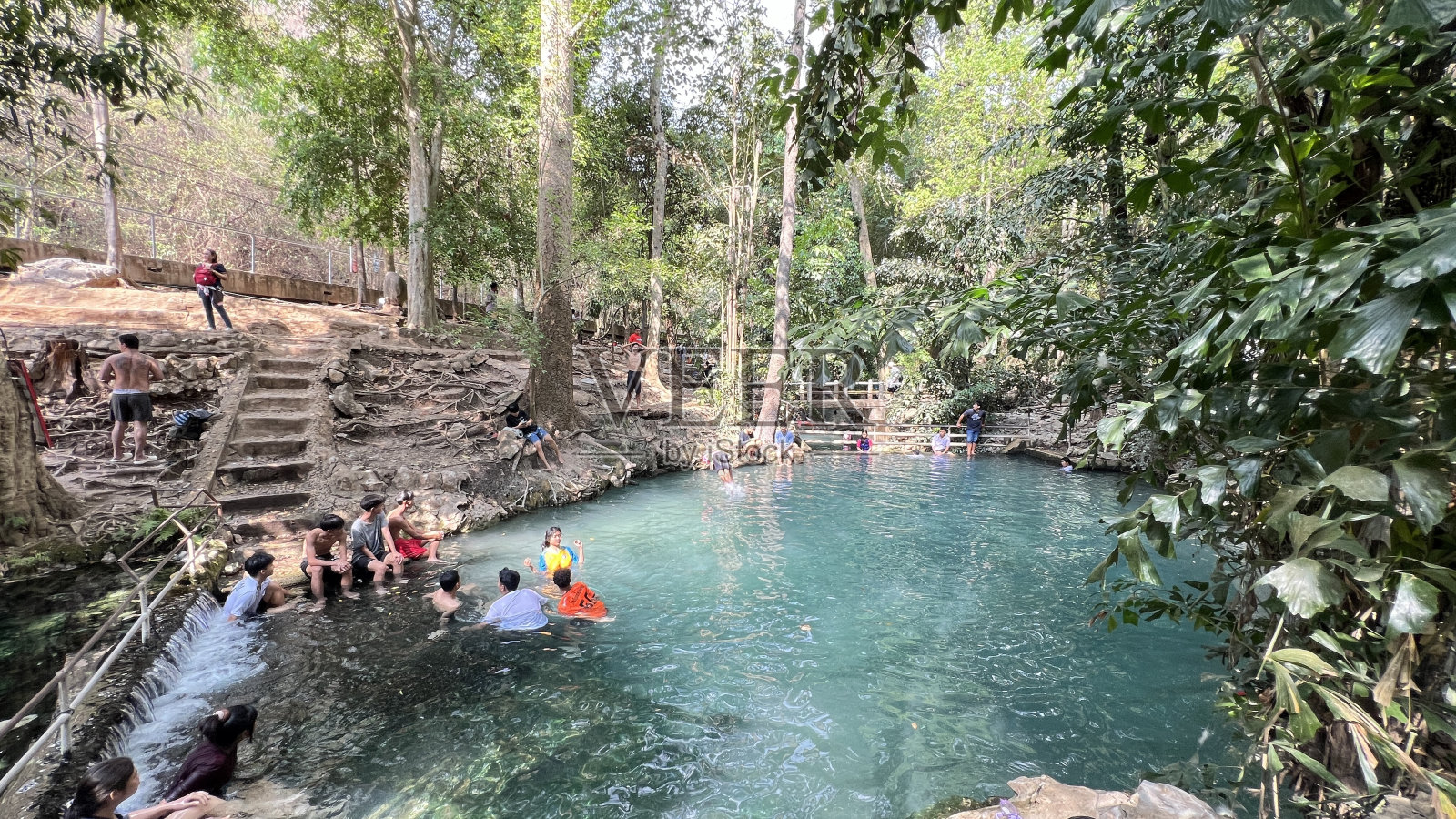 游客在考艾国家公园的班塔长泉的天然水池中享受活动。照片摄影图片