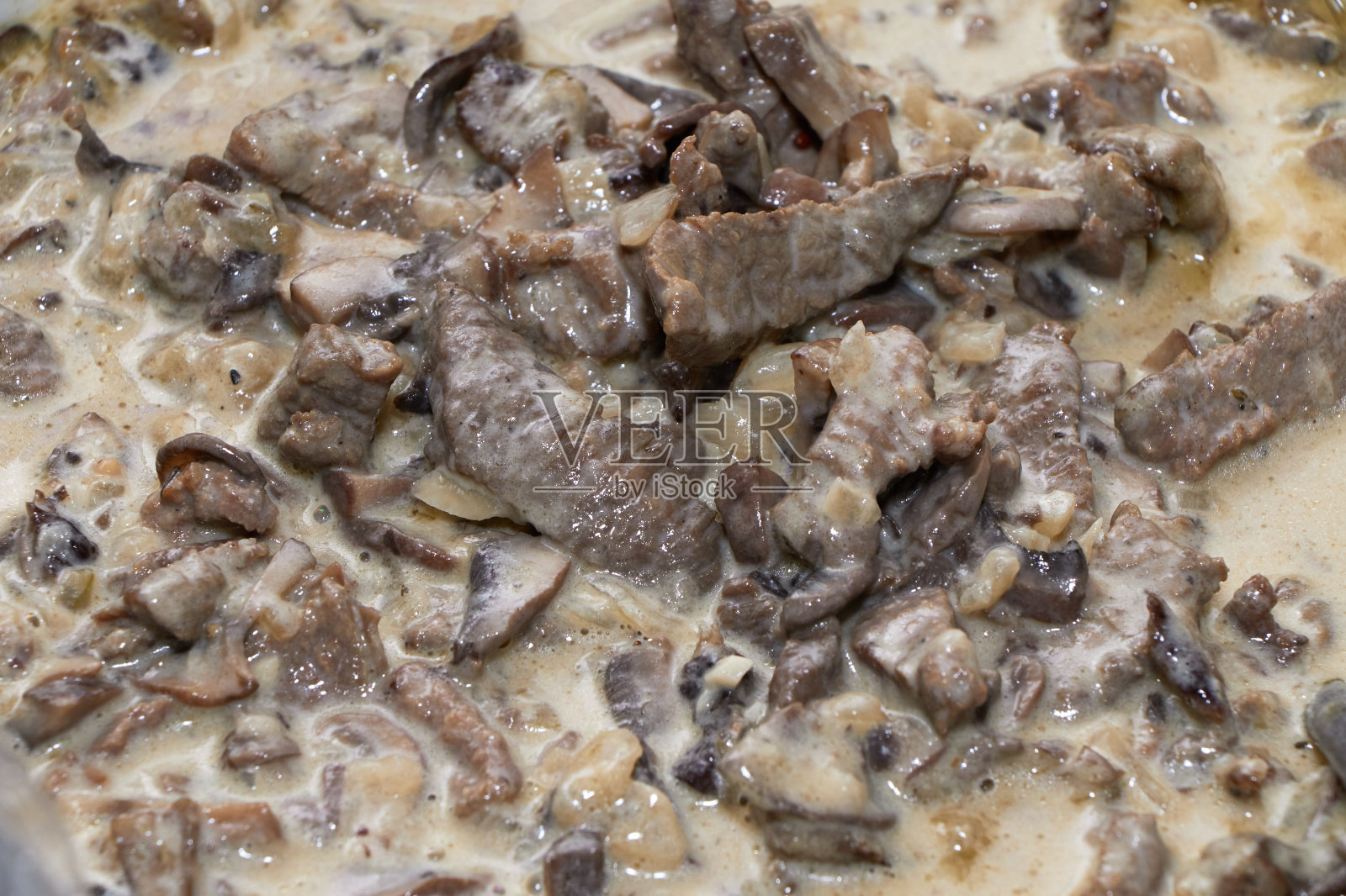 炖牛肉在盘子里照片摄影图片