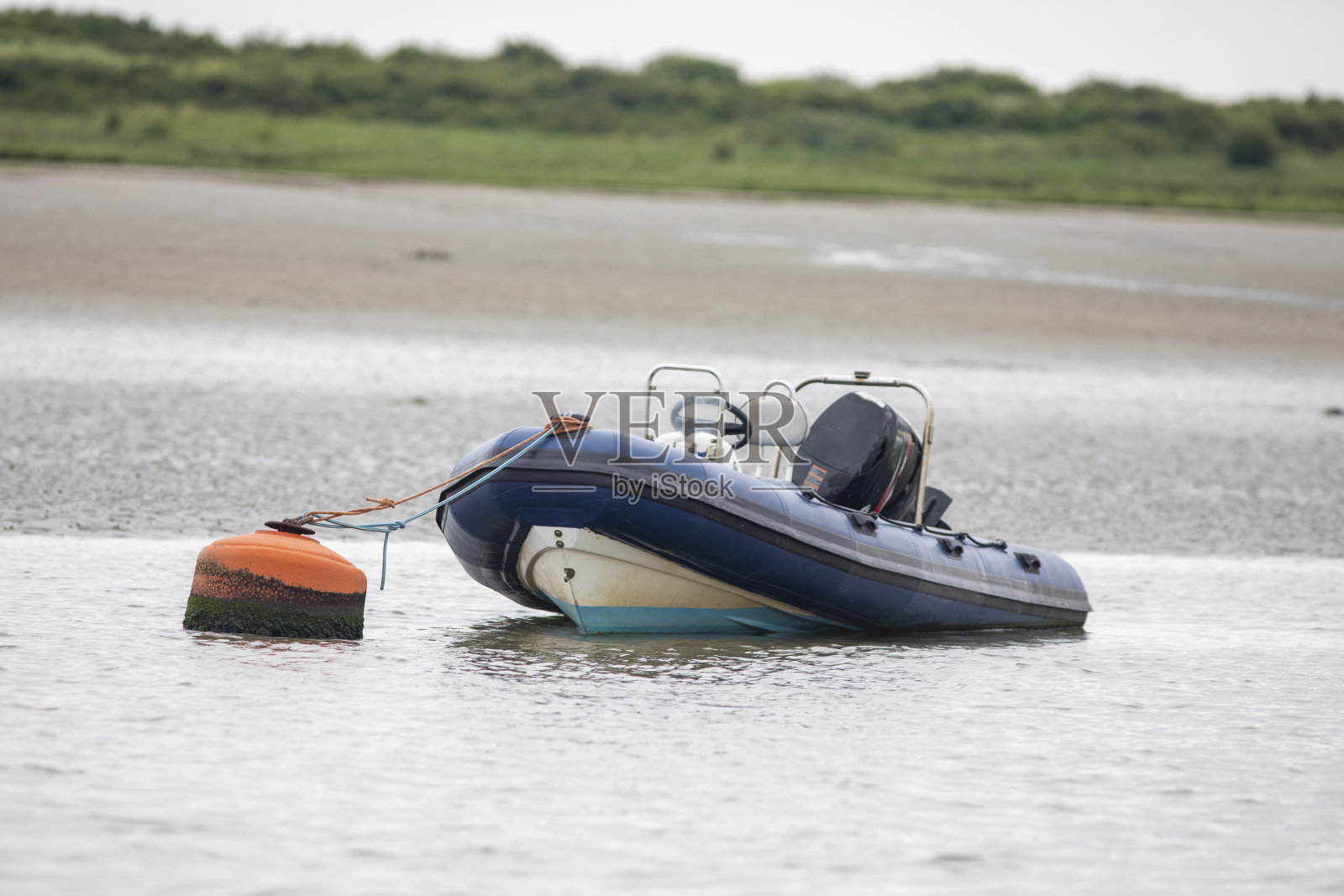 摩托艇在浅水区照片摄影图片