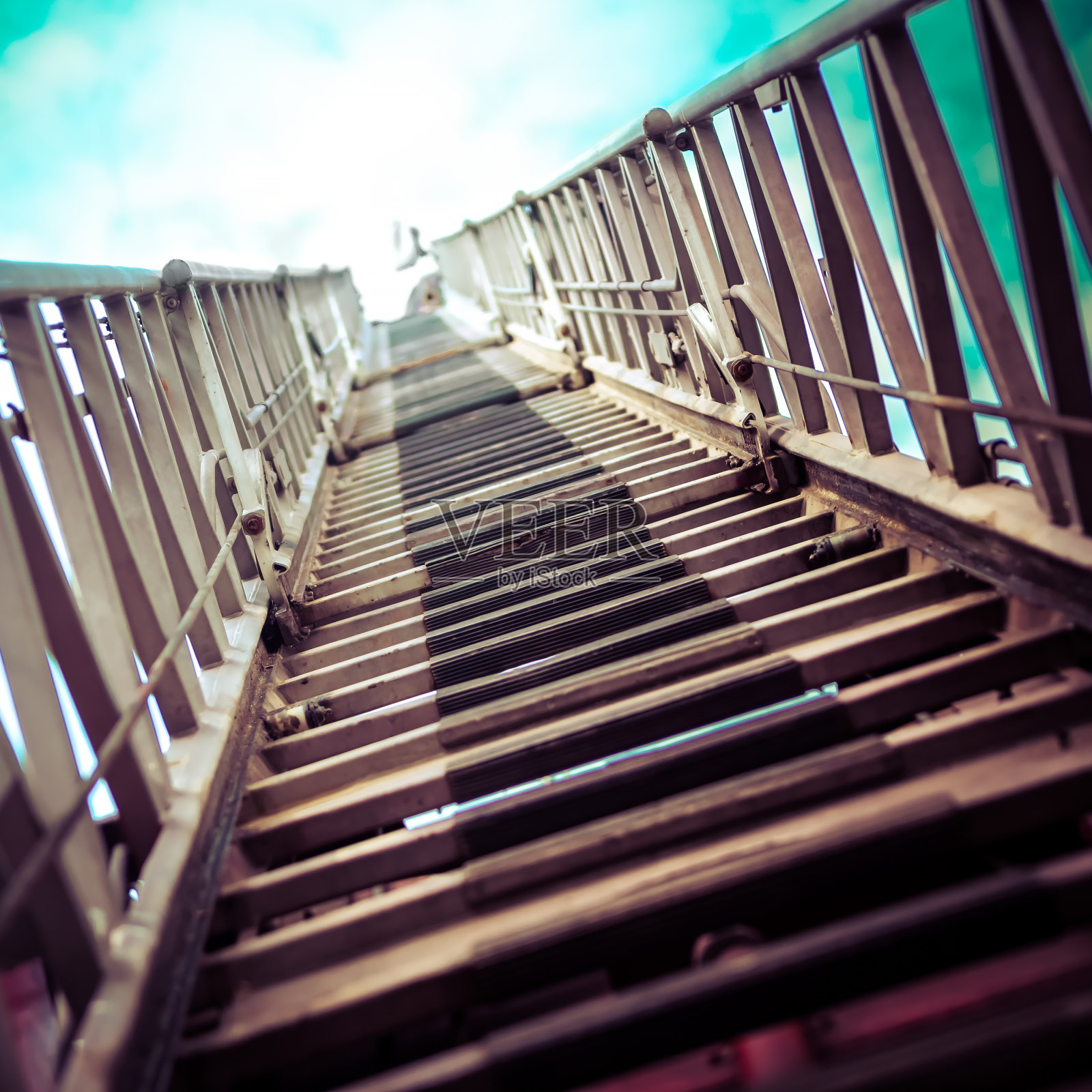 从消防车的梯子上俯瞰照片摄影图片