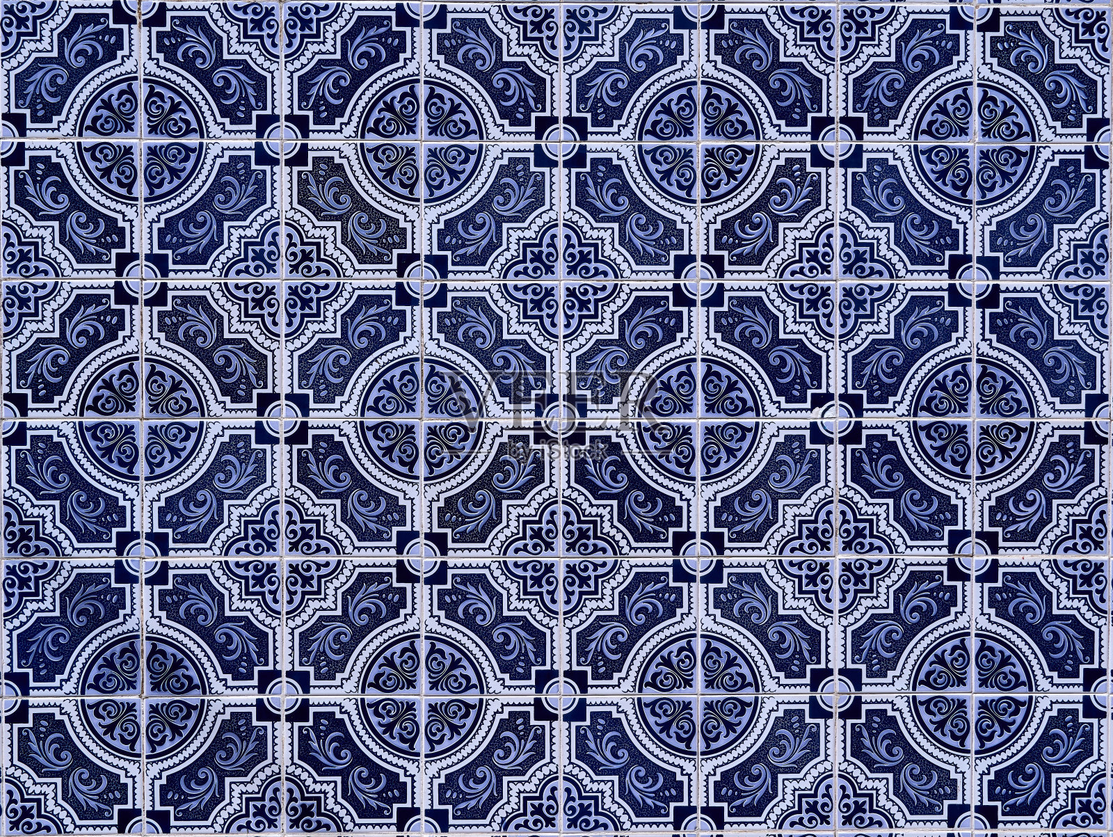 华丽的蓝色和白色瓷砖，具有复杂的图案和设计照片摄影图片