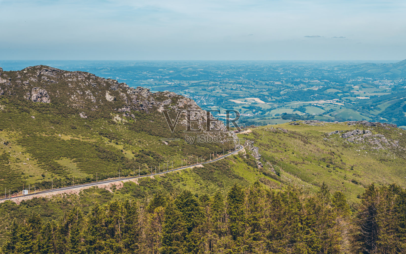 Train de la Rhune是一辆正宗的近百年历史的收藏齿轮火车，带您前往巴斯克地区最具传奇色彩的顶峰，欣赏海岸和巴斯克地区的壮丽全景照片摄影图片