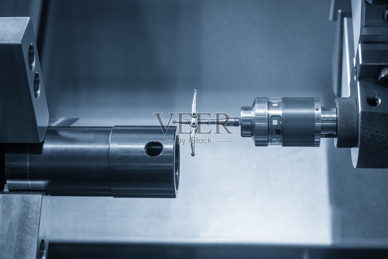 模块化触摸探头在数控车床上检测管件。照片摄影图片