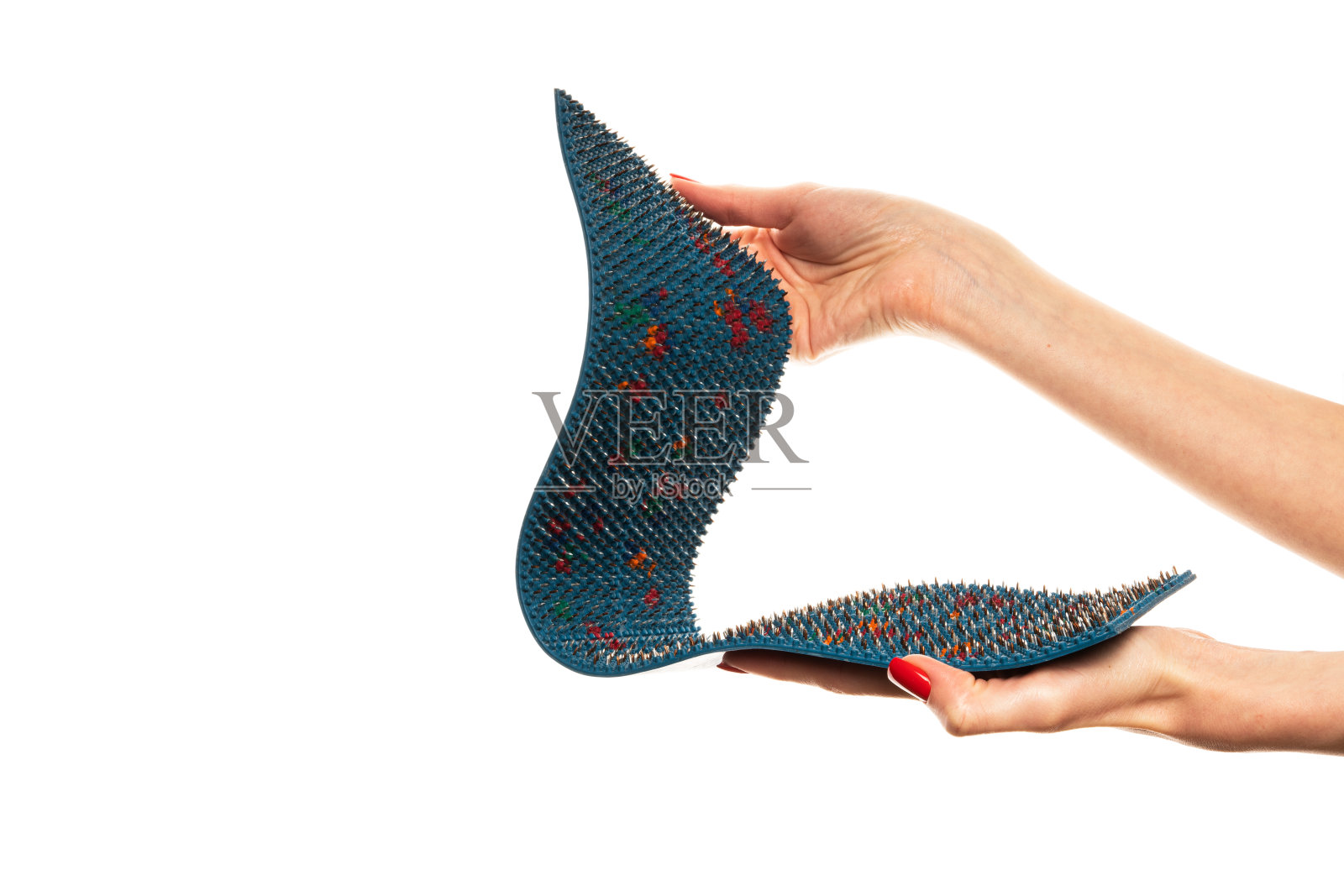 骨科垫与尖刺隔离在白色背景。蓝色按摩垫。照片摄影图片