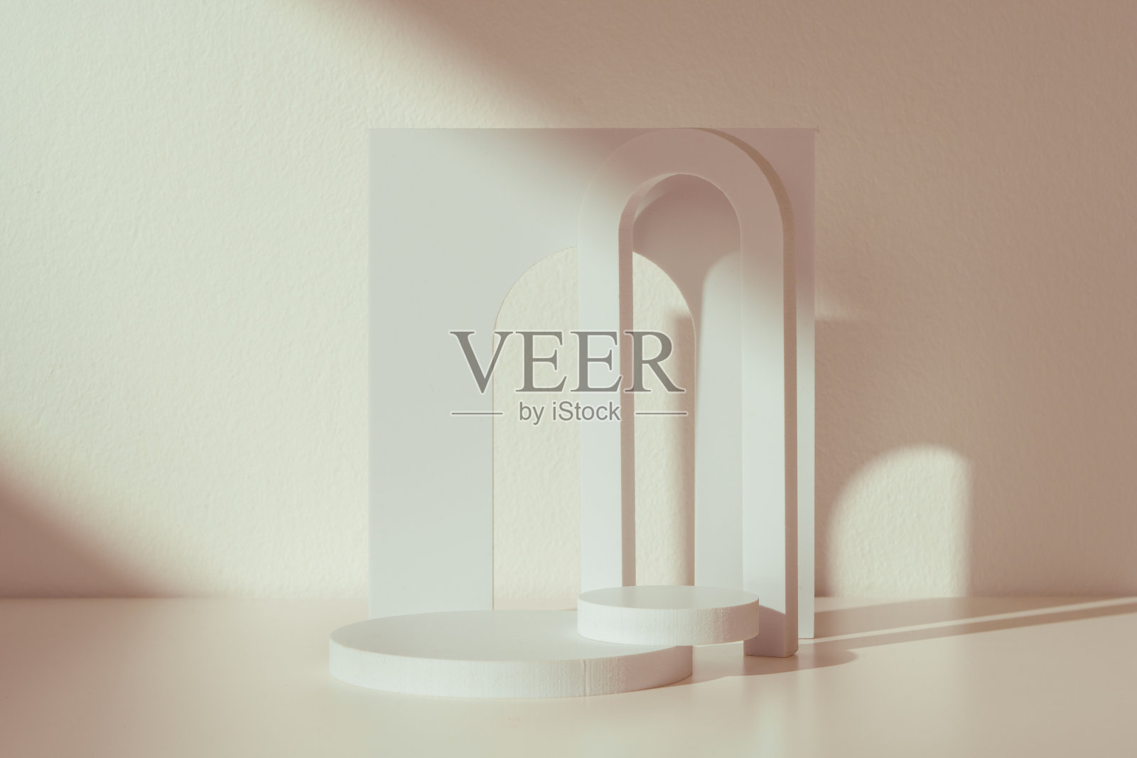 盛开的春天的树枝上有花，米色的背景上有它的影子照片摄影图片