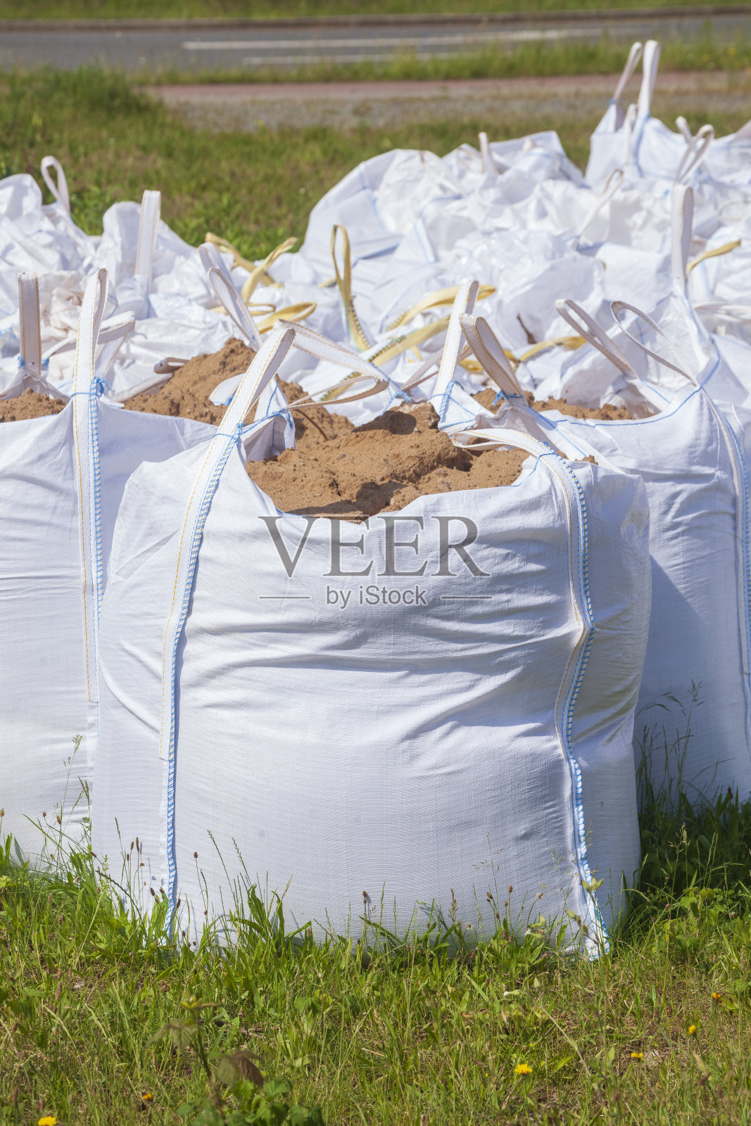 装有建筑垃圾的白色垃圾袋照片摄影图片