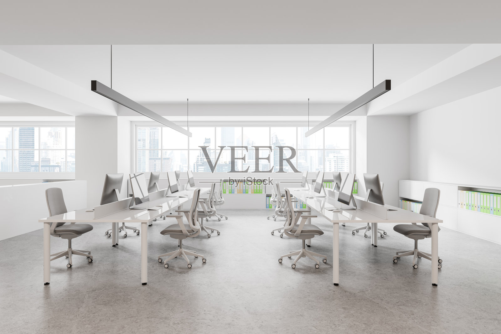 白色的办公室内部，在一排桌子上的电脑显示器，窗户照片摄影图片