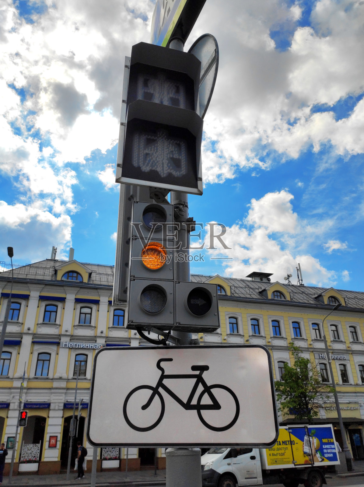 莫斯科十字路口的自行车交通灯和自行车道路标照片摄影图片