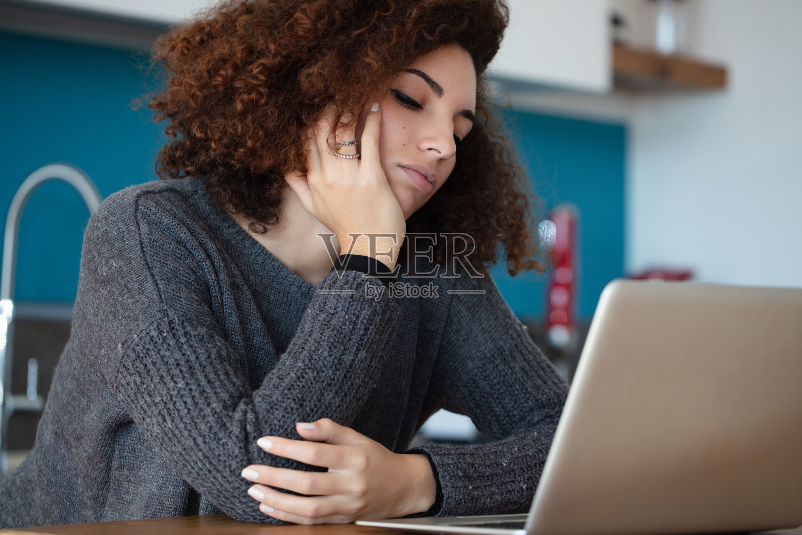 沮丧的女人在等待，在笔记本电脑上缓冲延迟照片摄影图片