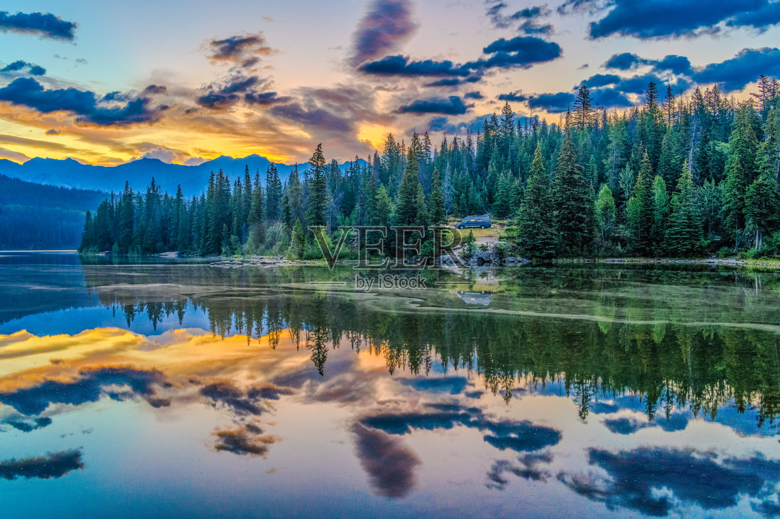 金字塔湖日出反射照片摄影图片