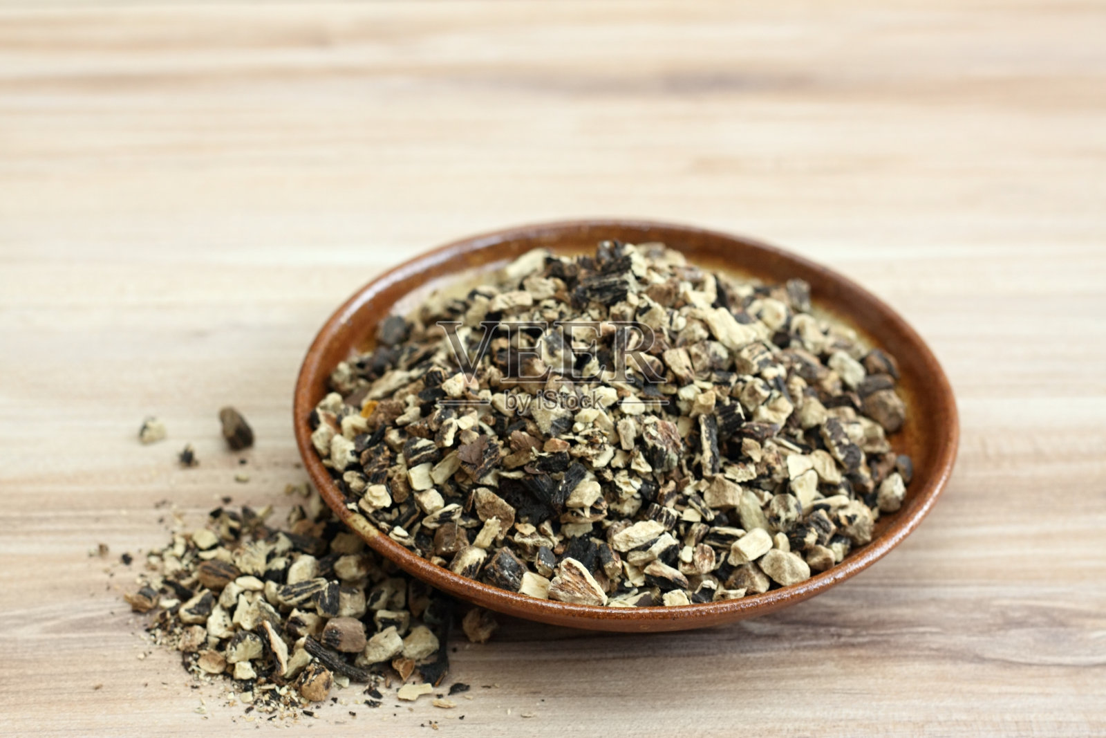 紫草的干根。木桌上的合欢草。照片摄影图片