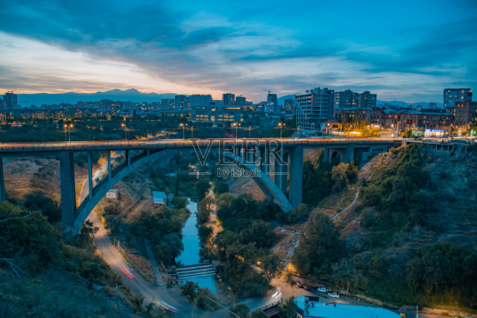 埃里温市交通的长期曝光照片摄影图片