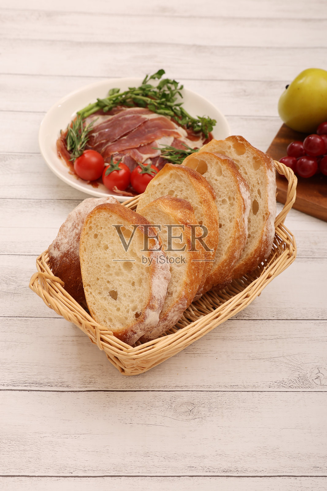 切成片的法棍面包塞在篮子里。照片摄影图片