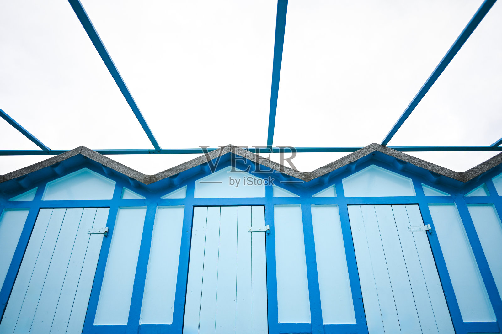 蓝色海滩小屋的低角度视图。照片摄影图片