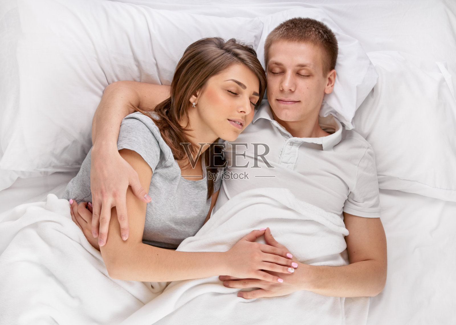 睡在床上照片摄影图片