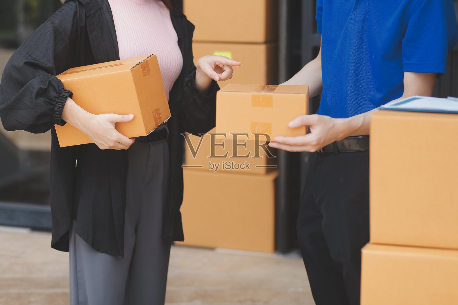 卡车搬运工卸载面包车运载箱子和搬家照片摄影图片