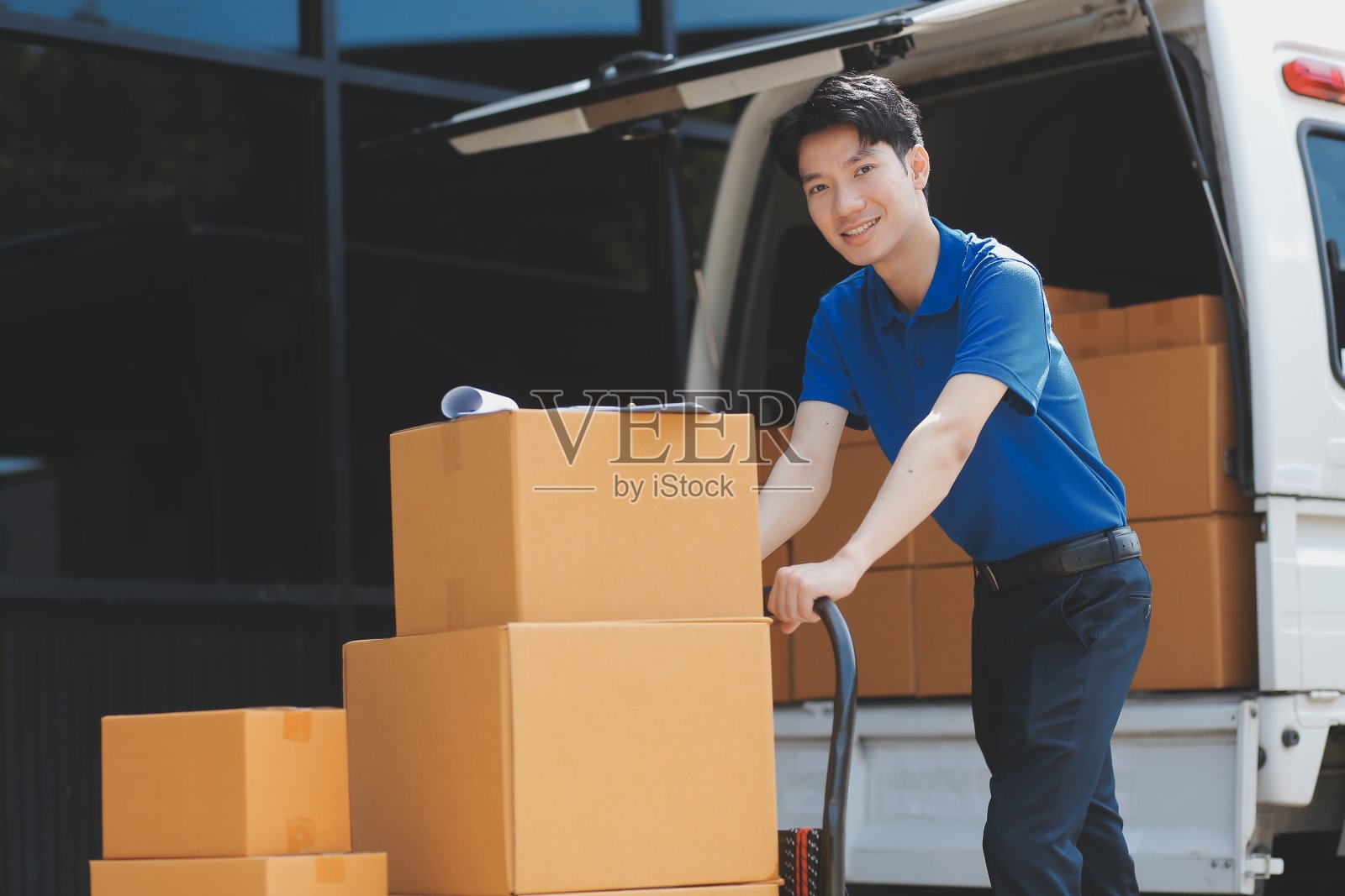 卡车搬运工卸载面包车运载箱子和搬家照片摄影图片