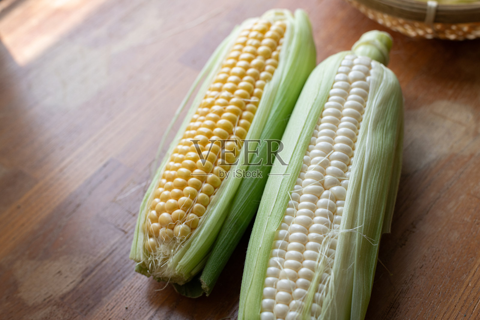 美味的黄色和白色的玉米粒照片摄影图片